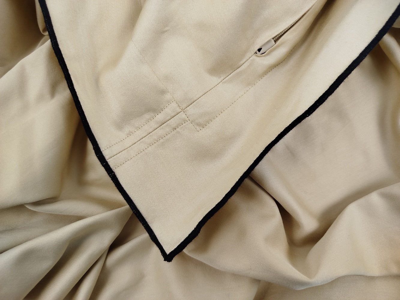 MEGAM Bettbezug-Set mit schwarzer Stickerei auf beigem Stoff (140x200 cm)