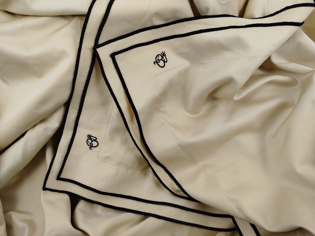 MEGAM Bettbezug-Set mit schwarzer Stickerei auf beigem Stoff (140x200 cm)