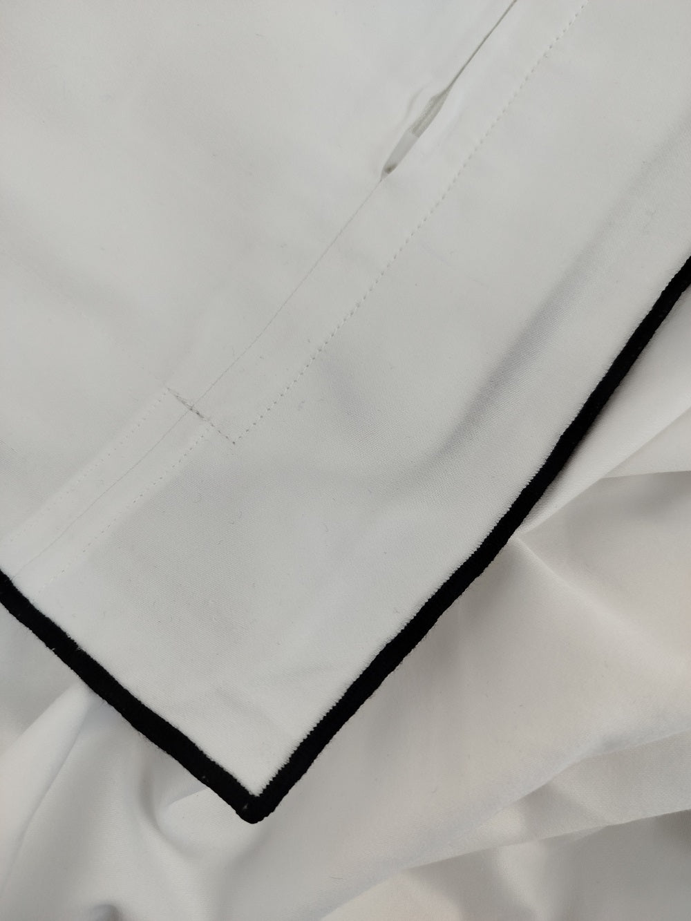 MEGAM Bettbezug-Set mit schwarzer Stickerei auf weißem Stoff (140x200 cm)