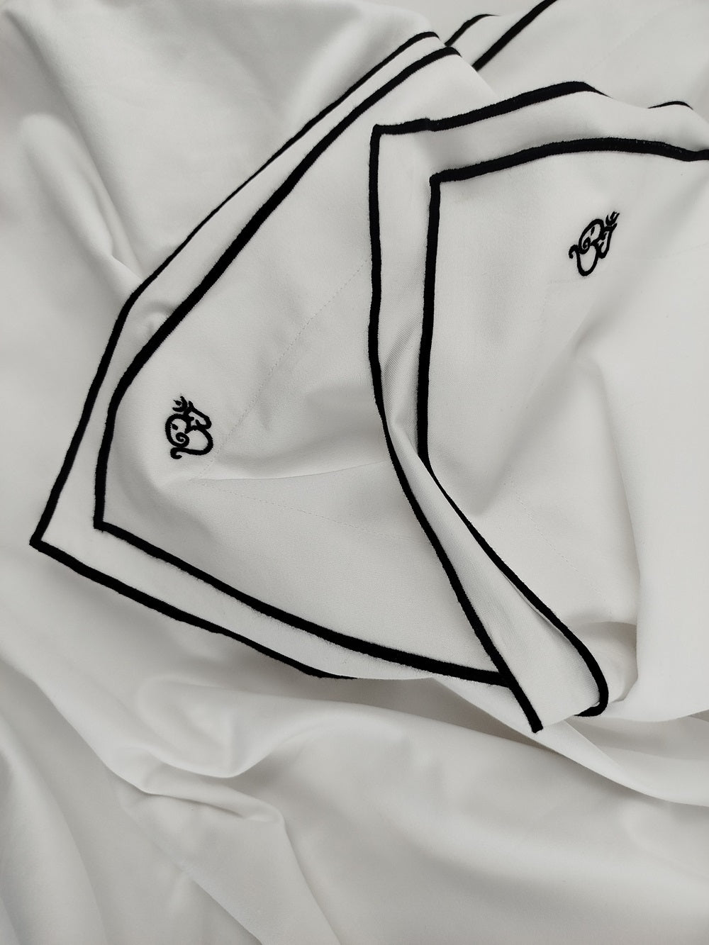 MEGAM Bettbezug-Set mit schwarzer Stickerei auf weißem Stoff (140x200 cm)