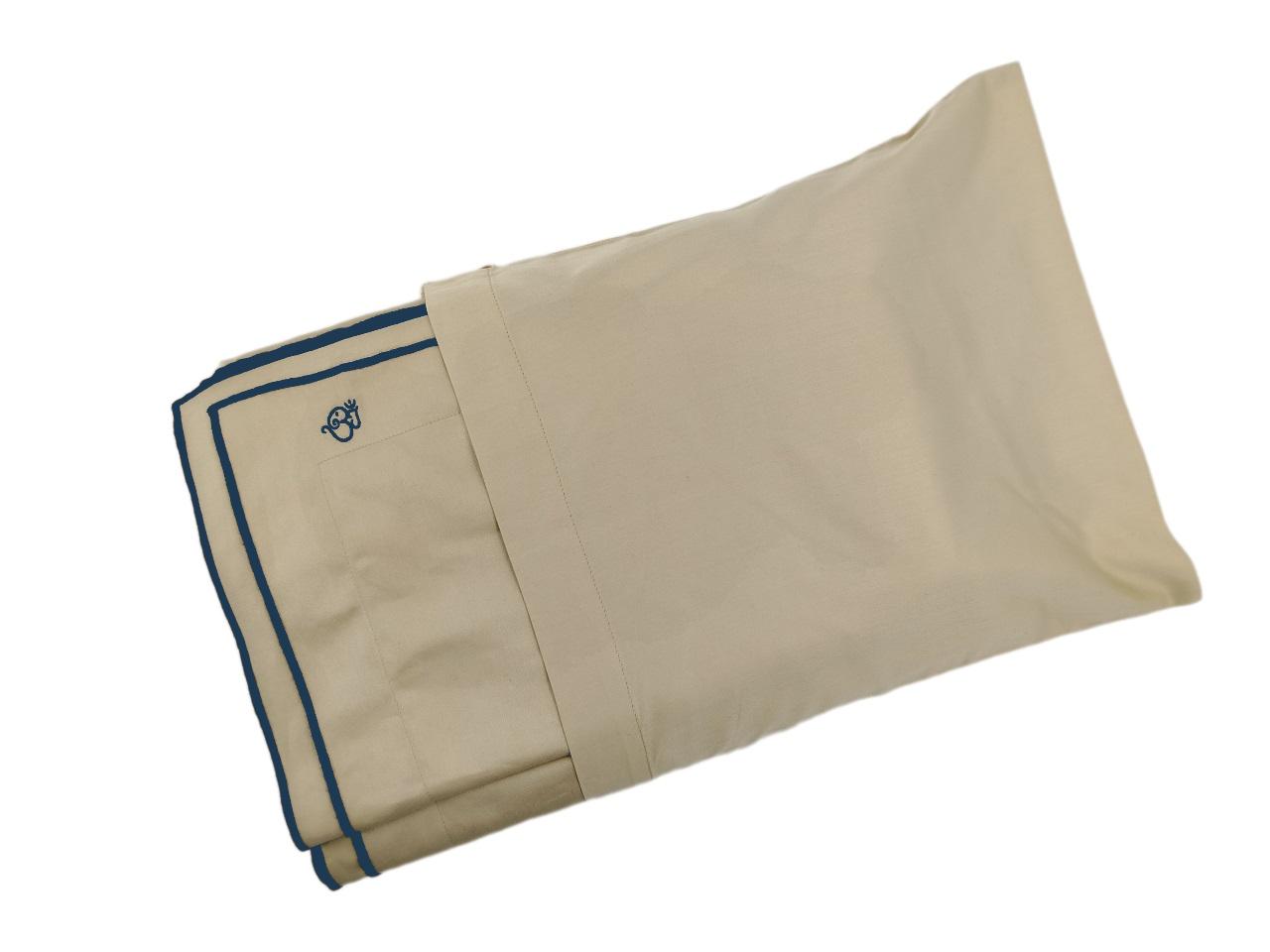 MEGAM Bettbezug-Set mit dunkelblauer Stickerei auf beigem Stoff (140x200 cm)