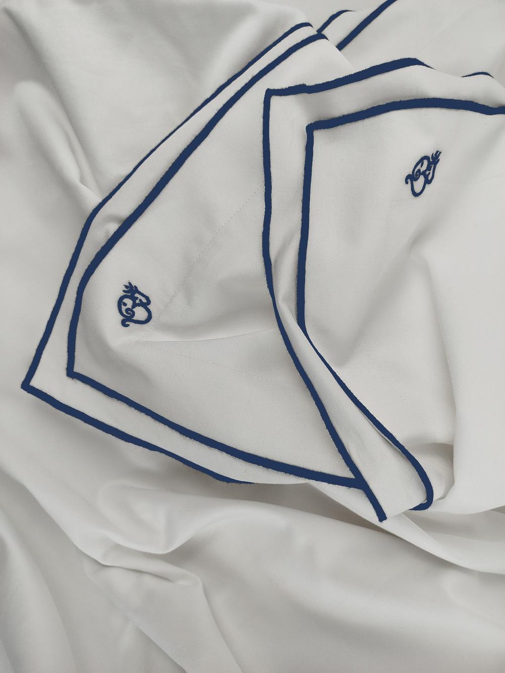 MEGAM Bettbezug-Set mit dunkelblauer Stickerei auf weißem Stoff (140x200 cm)