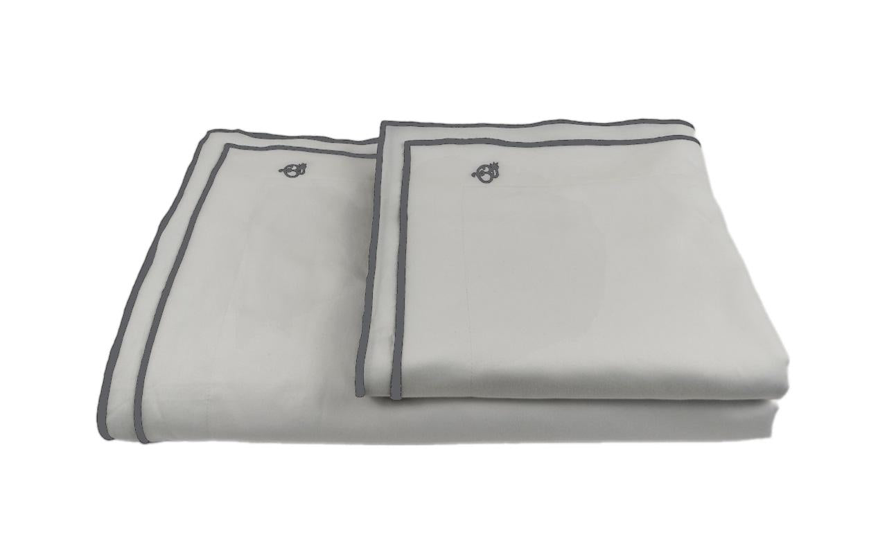 MEGAM Bettbezug-Set mit grauer Stickerei auf weißem Stoff (140x200 cm)